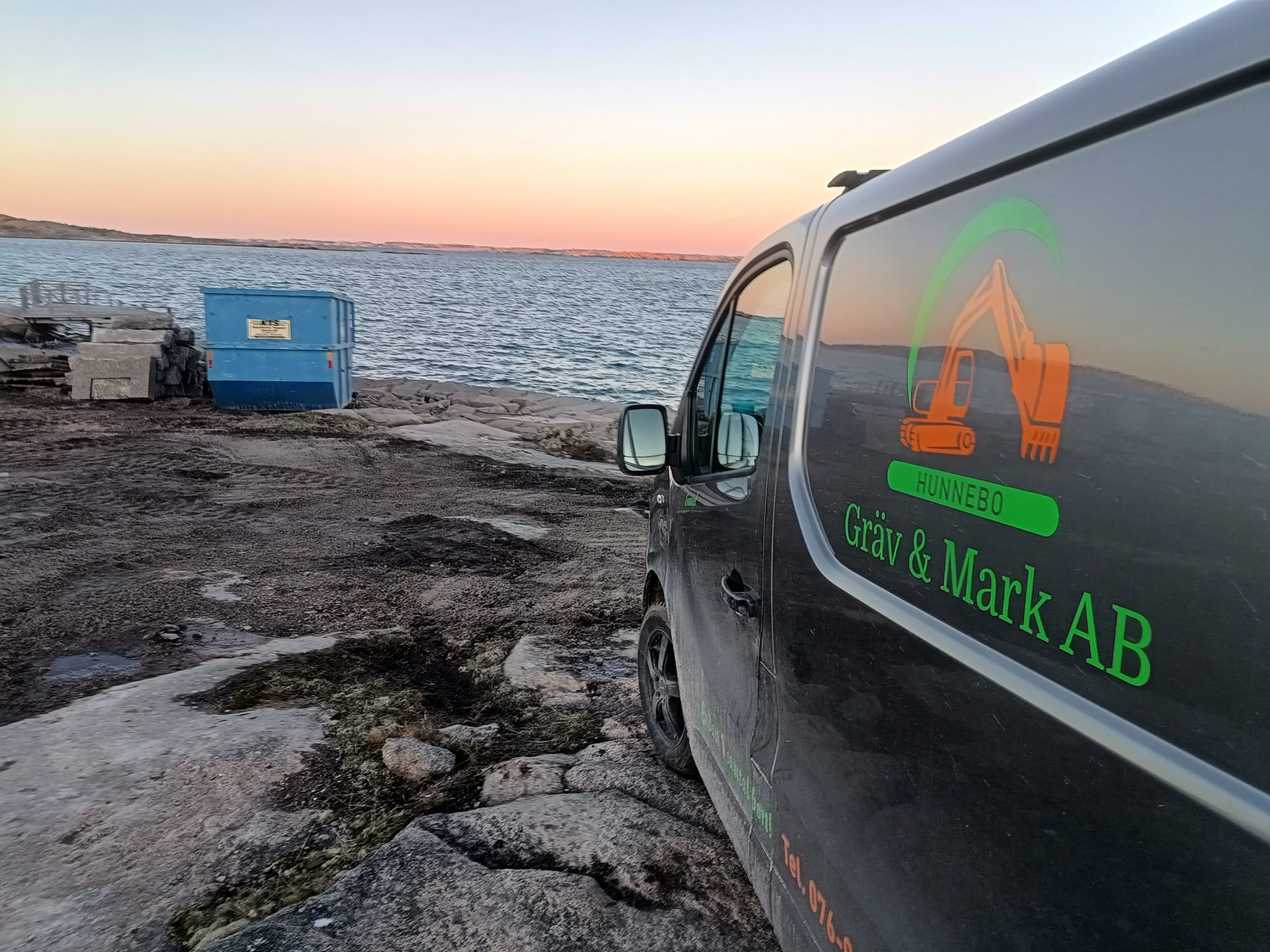 Hunnebos firmabil på berghällarna vid havet i solnedgång
